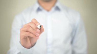 Sağa doğru şeffaf duvarda yazılı adam