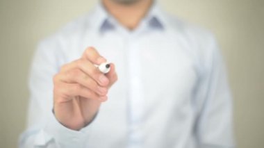 Genel Müdürlük, şeffaf duvarda yazılı adam