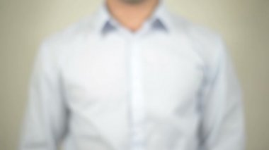 Maaş, şeffaf duvarda yazılı adam