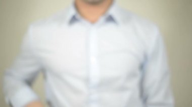 Yaşayan ücret, şeffaf duvarda yazılı adam