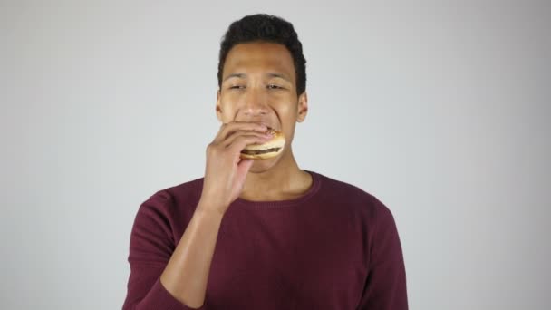 Eten van de hamburger, kauwen hongerige jonge Man — Stockvideo