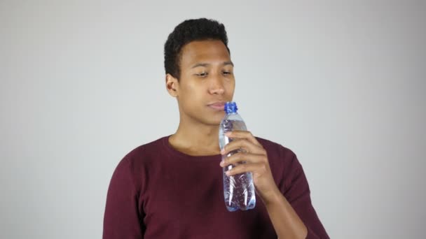 Жаждущий пьет дистиллированную воду из бутылки, чувствуя себя удовлетворенным — стоковое видео