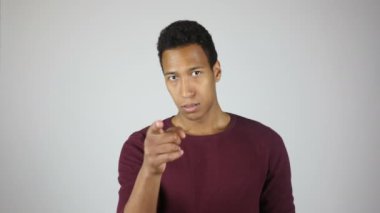 Genç adam kamera doğru parmağınızla işaret siyah