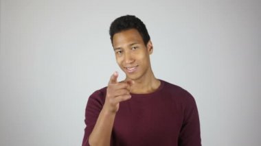 Mutlu genç adam ile işaret parmak, gülümseyen