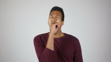 Esneme genç adam, uykucu ve bıktınız çalıştıktan sonra çok uzun