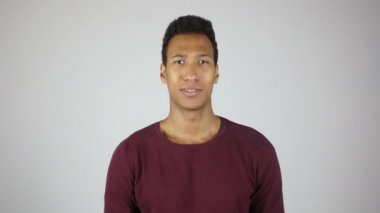 Yeni proje gösteren konuşan adam