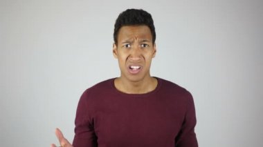 Kızgın genç adam jest, şikayet, başarısızlık veri kaybına ve tepki