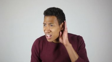 Genç adam tarafından gizli, dikkatle önemli konuşma, dinleme jest