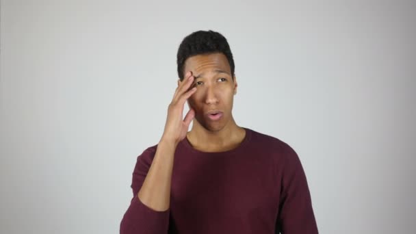 Bolest hlavy, unavený, stresovaný a nervózní gesto mladý muž — Stock video