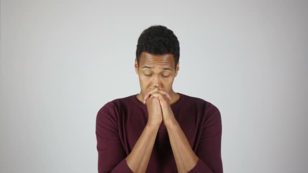 Zavaros gondolkodás szomorú ember, kényelmetlen mozdulattal — Stock videók