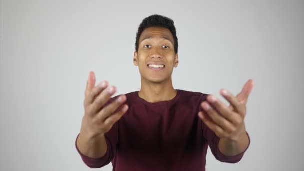 Zapraszanie klientów, przytulny młodego człowieka gest — Wideo stockowe