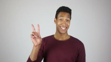 Zafer ve zafer işareti, jest başarılı olumlu gülümseyen adam tarafından