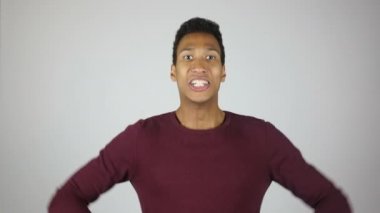 Hedefe ulaşmak, kazanma, heyecan jest başarılı, genç adam tarafından