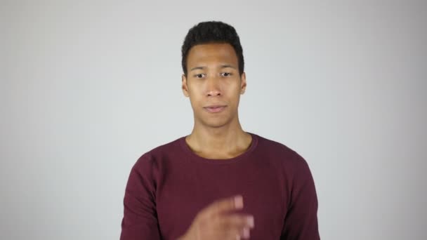 Růženec, gesto mladý muž, modlit se k Bohu — Stock video