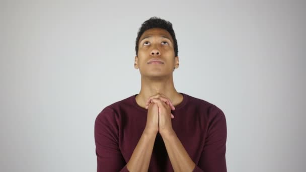 문제에서 젊은 남자에 의해 제스처 도와 하나님 praying — 비디오