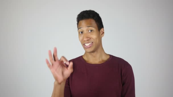 Vynikající práce, usmívající se muž známek Ok, padesátiprocentní úspěch, gesto — Stock video
