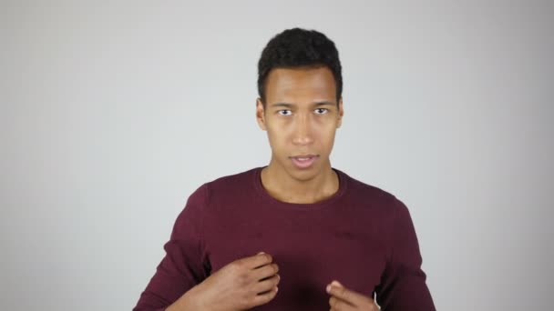 Készülődés a munkát, jóképű fiatalember — Stock videók