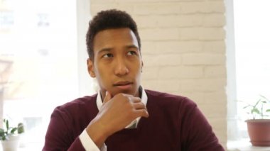 Düşünce, ciddi Studio tasarımcısında erkekte