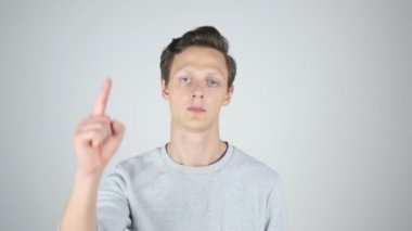 Kamera doğru parmağınızla işaret ederek, genç adam izole jest,