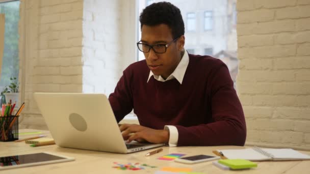 Frustration de l'échec dans la tâche, l'homme au travail dans le bureau — Video