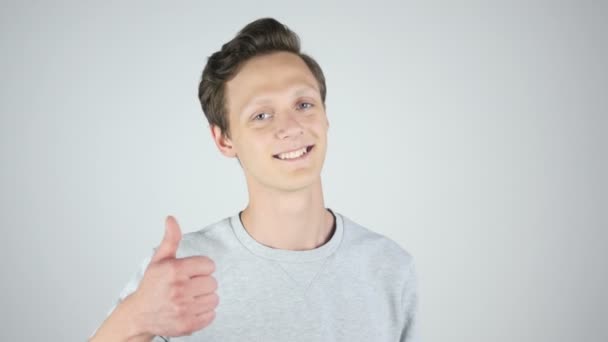 若い男が、分離によって親指 — ストック動画