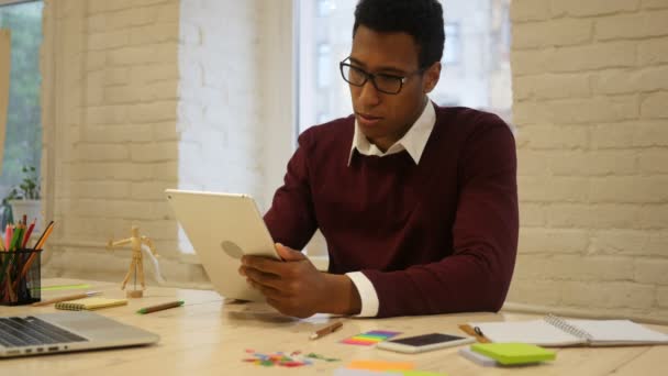 Joven hombre creativo trabajando en la tableta — Vídeo de stock