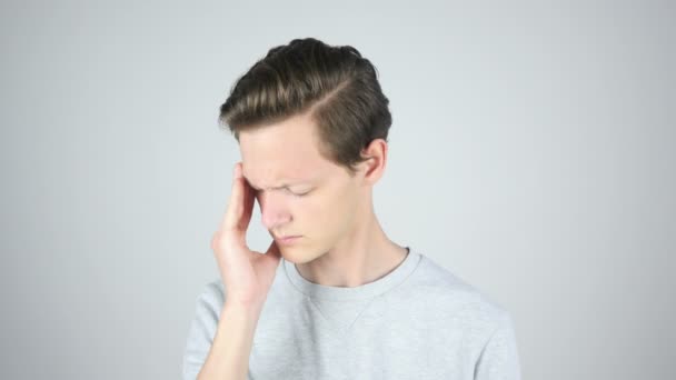 Fejfájás, fiú szerzés feszült és stresszes, elszigetelt gesztus — Stock videók