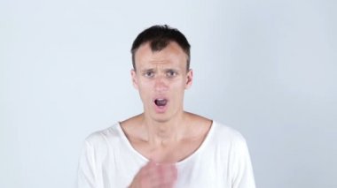 Hayret sersem genç adam beyaz t gömlek, beyaz arka planda şok
