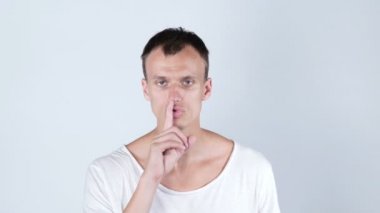 sessizlik jest yapan genç erkek