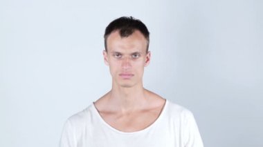 casual adam kameraya bakarken her iki başparmak aşağı gösterilen