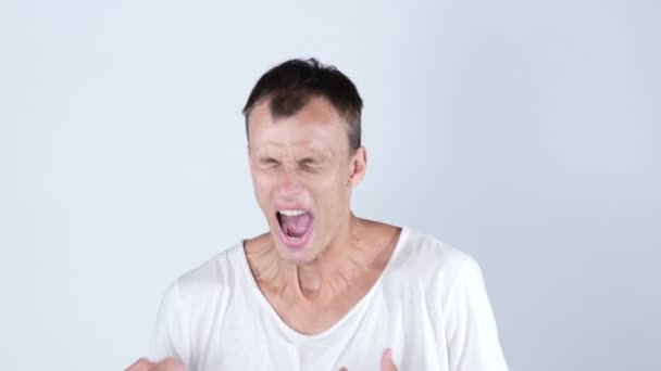 Hombre enojado gritando — Vídeo de stock