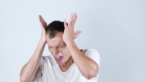 Mladý unavený muž křik jeho vyhoření, vyjádřit své zklamání, zoufalství vzteku — Stock video