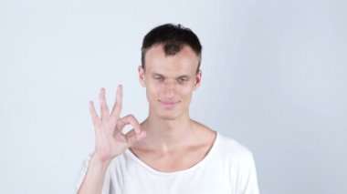 Tamam el işareti ile yakışıklı genç bir adam portresi