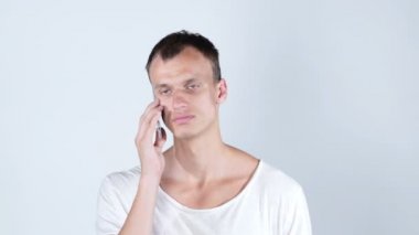 İyi haber alma cep telefonuyla bir yakışıklı genç iş adamı portresi