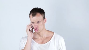 Kızgın yakışıklı adam telefonda kötü haber alma