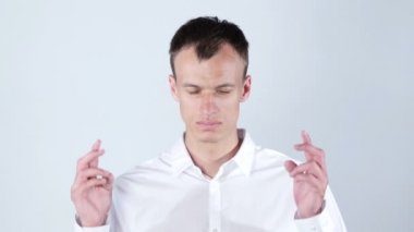 Kendine güvenen yakışıklı. mutlu genç adam beyaz gömlek ve tutma kol geçti