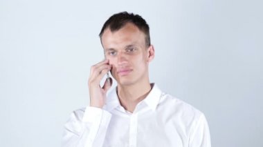 İyi haber sahip bir telefon olan gülümseyen rahat iş adamı