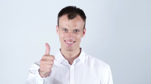 Hombre feliz con sonrisa radiante mostrando el pulgar hacia arriba — Vídeos de Stock