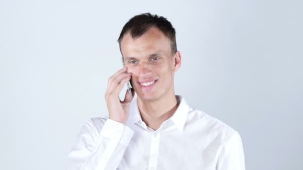 Goede zaken praten. Zelfverzekerde jonge man praten op de mobiele telefoon en glimlachen — Stockvideo
