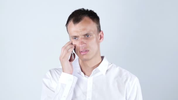 Retrato del hombre hablando en su teléfono celular, desempleado triste, rechazo de su trabajo — Vídeo de stock