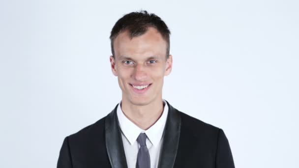 Retrato de joven feliz hombre de negocios sonriente, fondo blanco — Vídeos de Stock