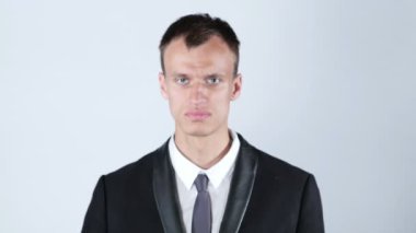 Hayal kırıklığına uğramış genç bir iş adamı.