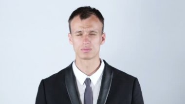 Genç adam bir dilek ile parmaklarını çapraz yapma