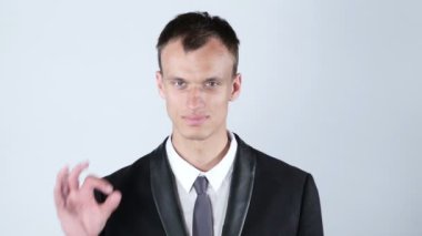 Her şey yolunda! Mutlu genç adam işaret ediyor Tamam işaret et ve gülümse