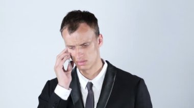 Konuşmak Smartphone yakışıklı genç iş adamı