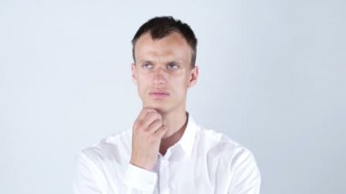 Düşünceli bir adam. düşünme beyin fırtınası. Beyaz maleyoung adam düşünme ,