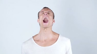 Bağırarak, yakışıklı, sürpriz, şok, hayrete genç adam duygular portresi