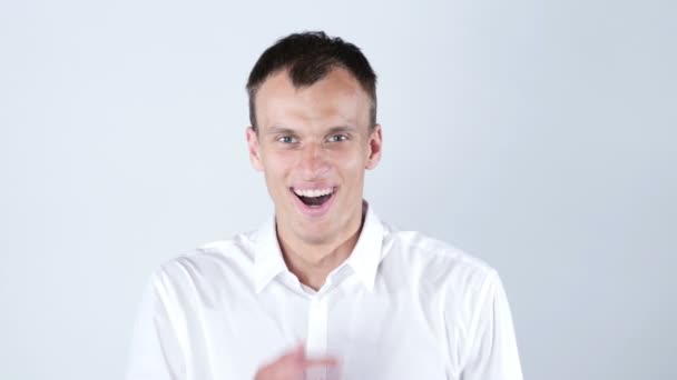 Красивый случайный мужчина улыбается после хороших новостей, успеха — стоковое видео