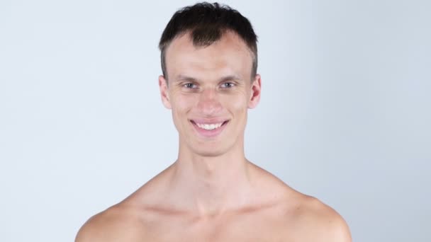 Sonriente, retrato de un joven guapo sin camisa — Vídeos de Stock