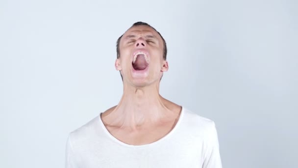 Portrét překvapen, pohledný, šokováni, ohromený mladík křičí, emoce — Stock video